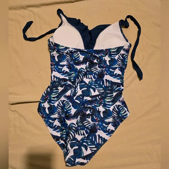 Women's Tropical Leaf Print Halter Top Swimsuit. Size Large. NWOT. - Picture 4 of 6